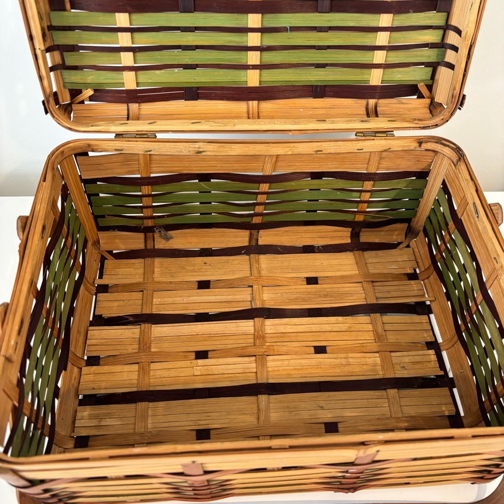 Vintage Bamboo wicker picnic basket 1970's made in Japan beige green hinged lid - Picture 10 of 13